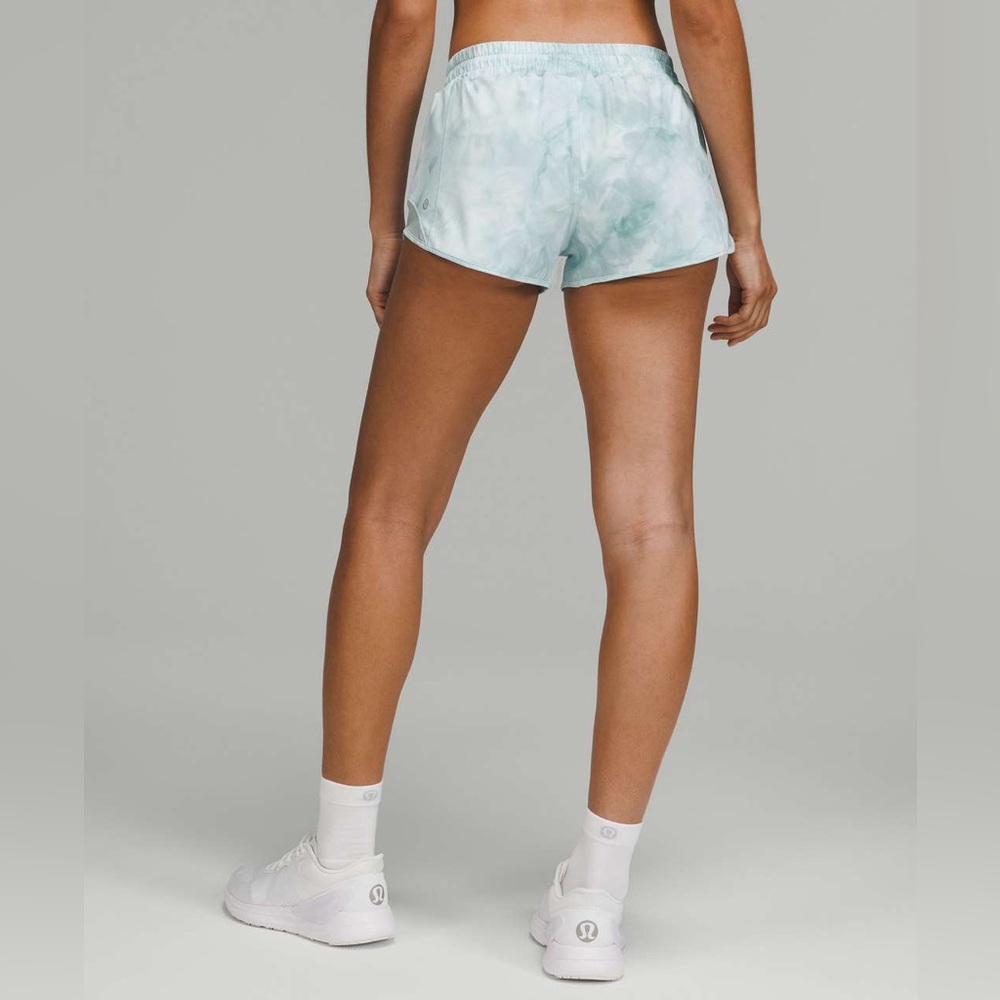Lululemon Hotty Hot Low-Rise Lined Short 2.5" in Diamond Dye Silver Blue Size 4